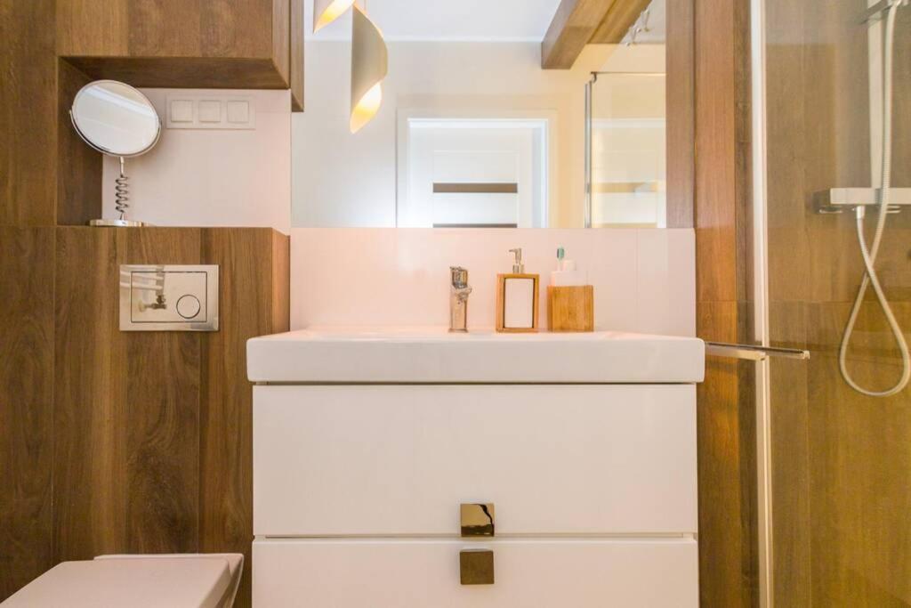 Sun House Apartment + Free Parking Breslavia Esterno foto