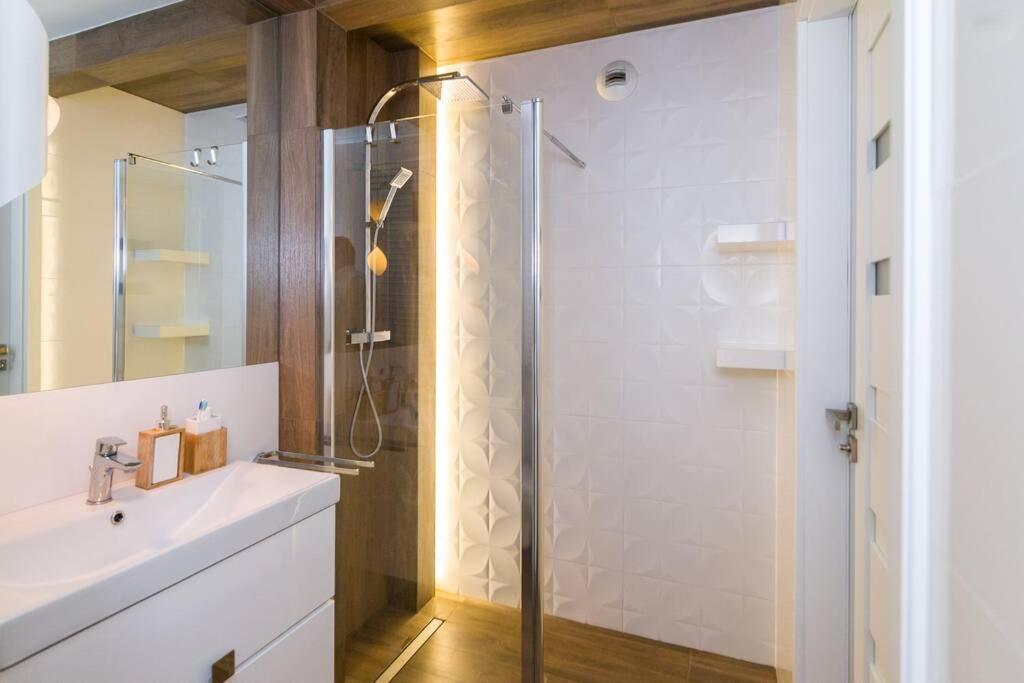 Sun House Apartment + Free Parking Breslavia Esterno foto